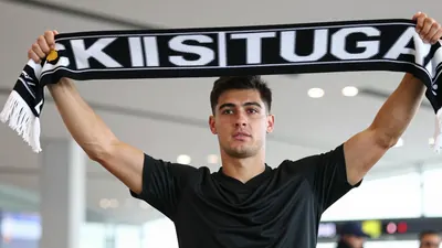 Bayer Leverkusen's 22-year-old Dutch winger Ernest Poku joins Besiktas on a one-year loan with a reported obligation to...