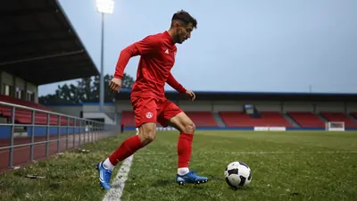 Jonas Hofmann könnte Bayer Leverkusen noch vor dem saudischen Transferende verlassen, bestätigte Trainer Carles Martinez
