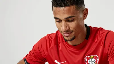 Exequiel Martinez hat seinen Vertrag bei Bayer Leverkusen vorzeitig verlängert, was ein wichtiges Signal für Robert...